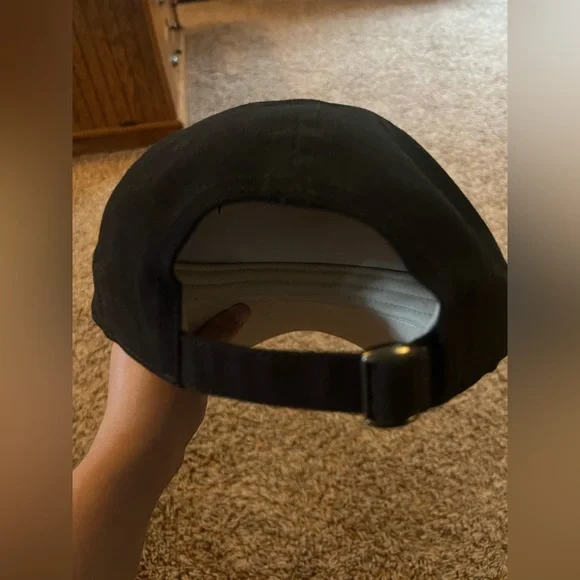 Black Carhartt Hat, adjustable size, fresh out of the box never worn - Picture 3 of 4